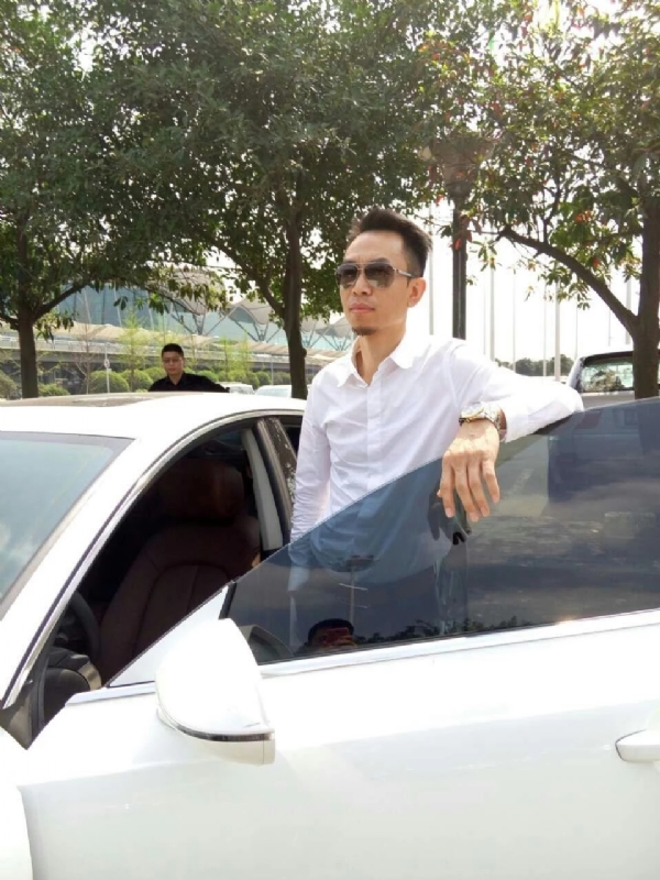 杨岳的第一张照片--台北交友中心