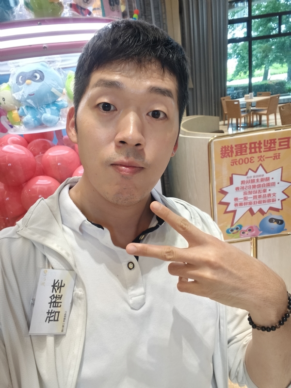 銪哲的第一张照片--台北交友中心